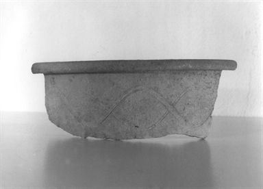 pentola con orlo a tesa